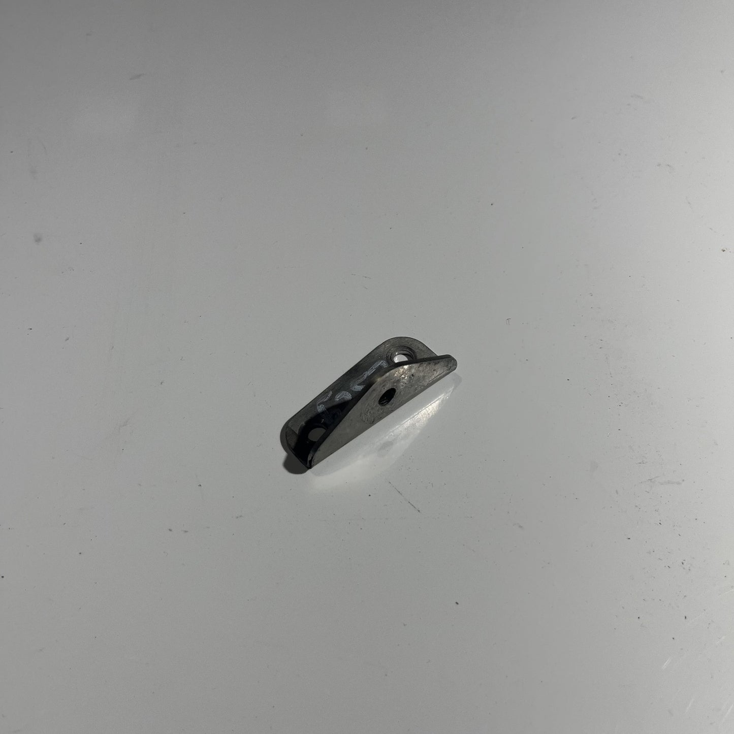 MUFFLER L-BRACKET RI RE