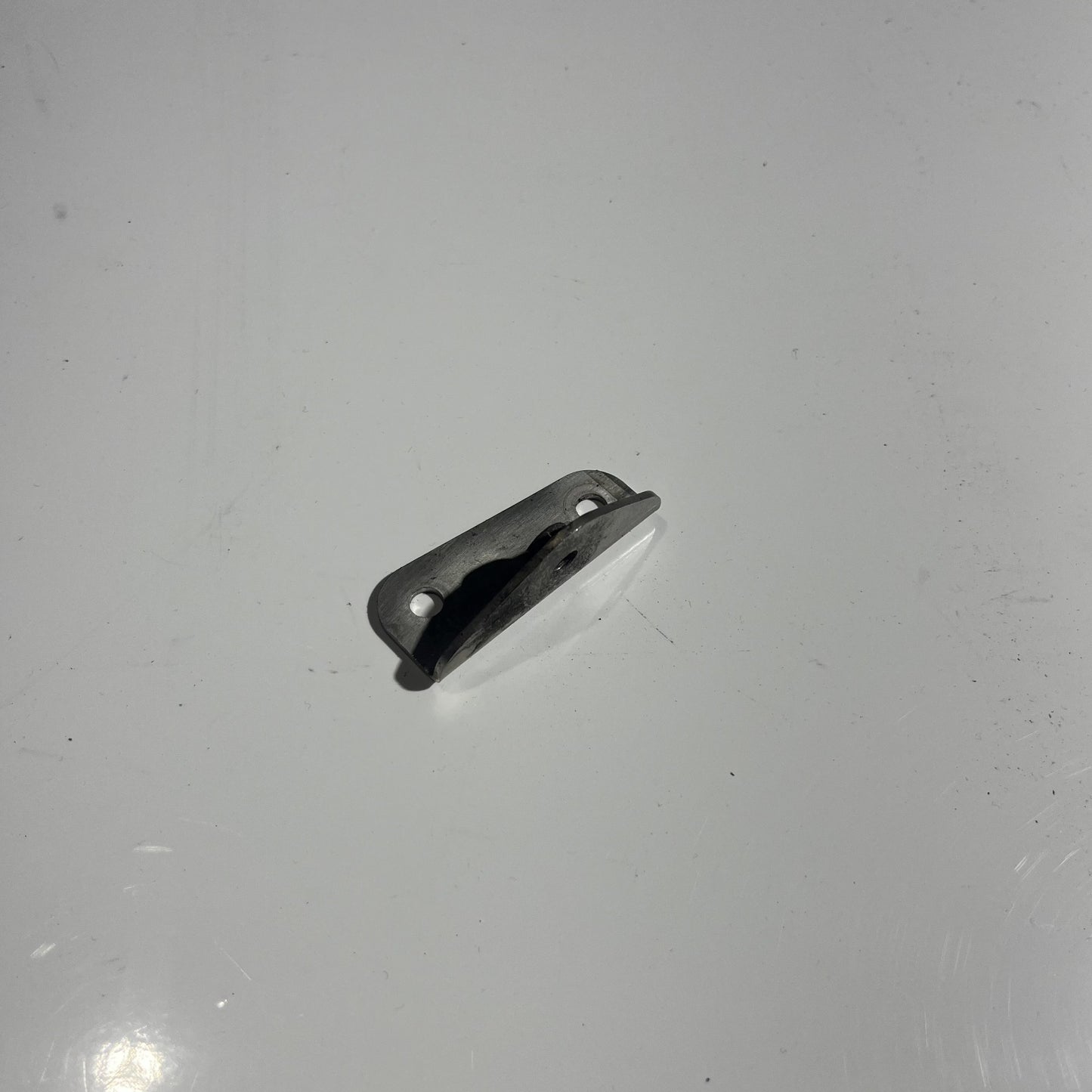 MUFFLER L-BRACKET LE RE