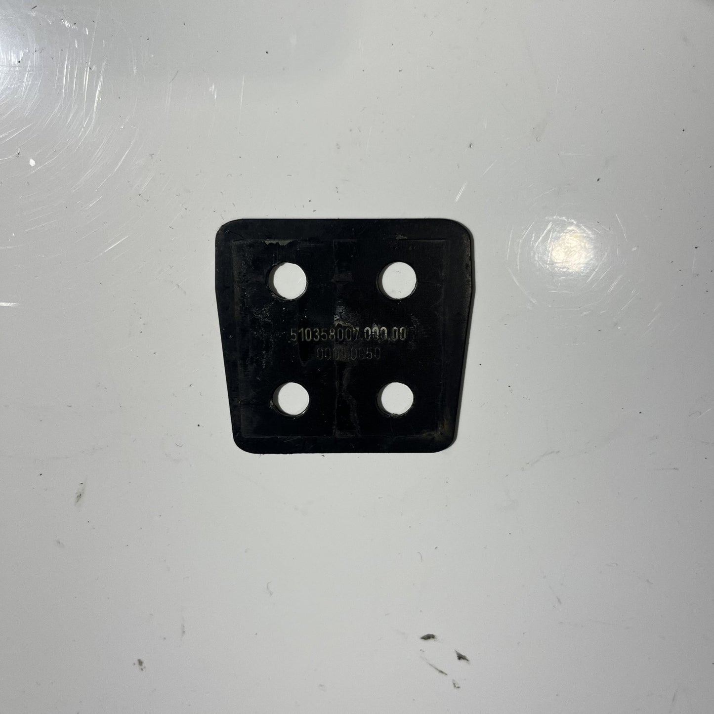 REINFORCEMENT TRACK LEVER AT WHEEL CARRIER